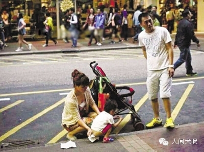 撒一泡尿，照照香港同胞和我們自己